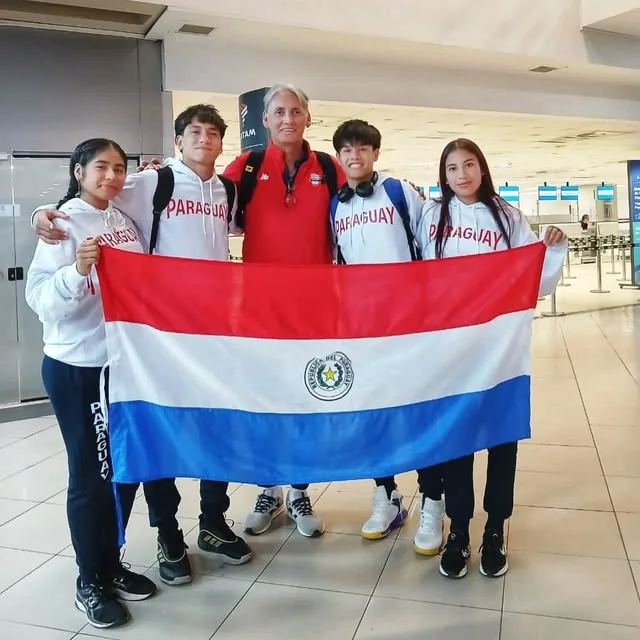 Buzos de la selección de Paraguay confeccionados por Adonai